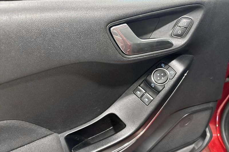 Käytetty Ford Fiesta Titanium 99 HP (72 kW) 2018 Punainen Viistoperä