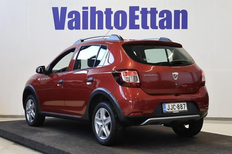 Käytetty Dacia Sandero Prestige 90 HP (66 kW) 2015 Punainen Viistoperä