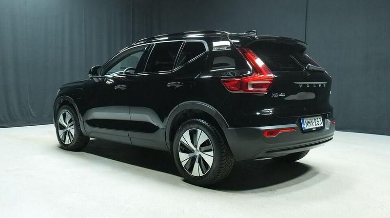 Käytetty Volvo XC40 Plus 211 HP (155 kW) 2023 Musta Katumaasturi