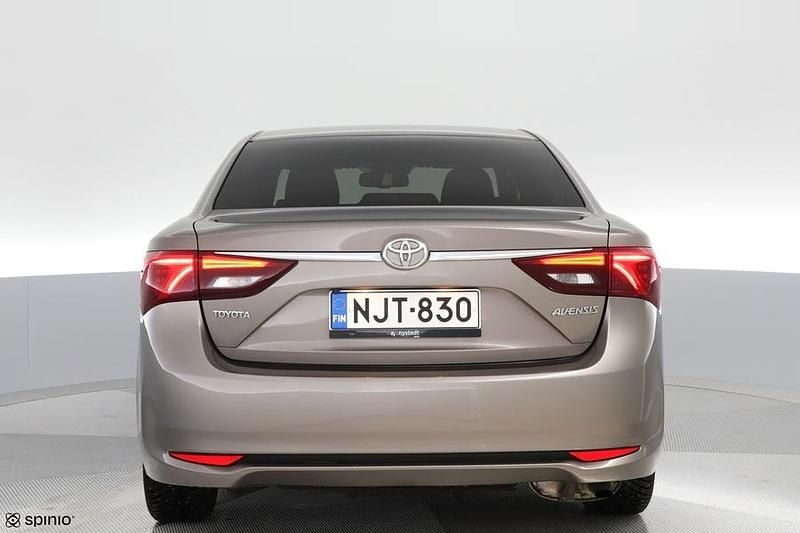 Käytetty Toyota Avensis Active 147 HP (108 kW) 2015 Ruskea (beige) Sedan