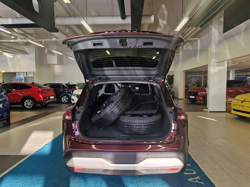 Käytetty Nissan Qashqai N-Connecta 158 HP (116 kW) 2022 Punainen Katumaasturi