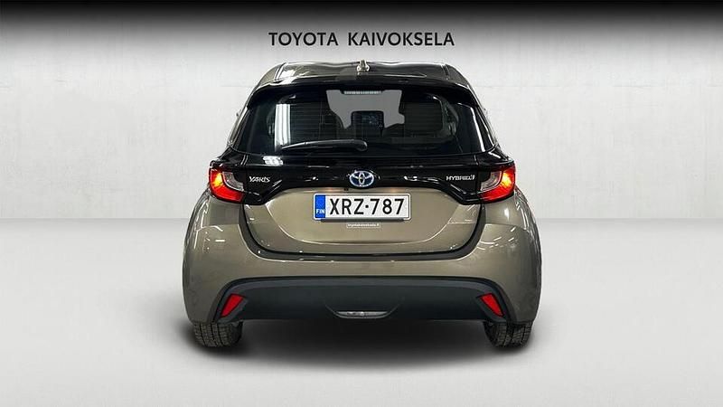 Käytetty Toyota Yaris Hybrid Active 116 HP (85 kW) 2021 Ruskea Viistoperä