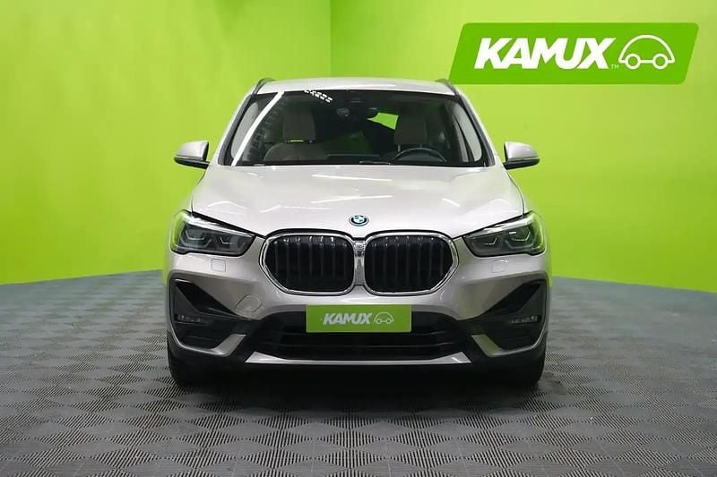 Käytetty BMW X1 Sport Line 220 HP (161 kW) 2022 Hopea / harmaa Katumaasturi