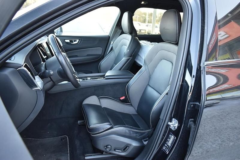 Käytetty Volvo XC60 R-Design 392 HP (288 kW) 2020 Katumaasturi