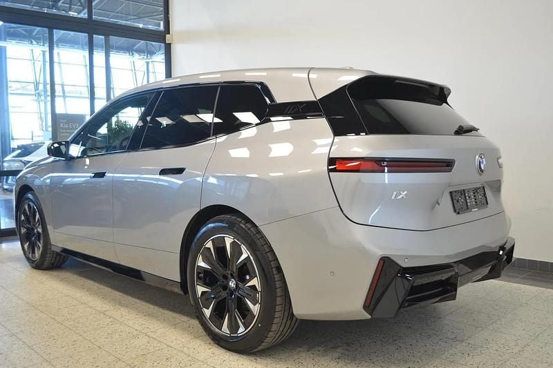 Uusi BMW iX Comfort Edition 400 kW (544 HP) 2026 Space silver metalli Katumaasturi