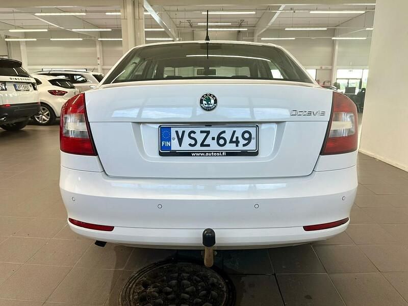 Käytetty Skoda Octavia Ambiente 105 HP (77 kW) 2013 Valkoinen Viistoperä