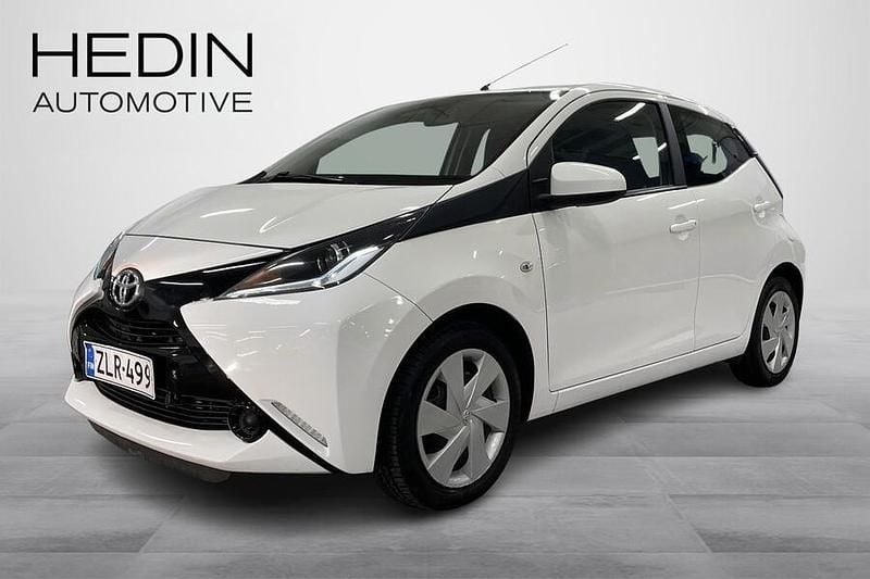 Valkoinen Käytetty 2017 Toyota Aygo X-play Viistoperä | 8 900 € (Perustarjous) - Kuva 1/3