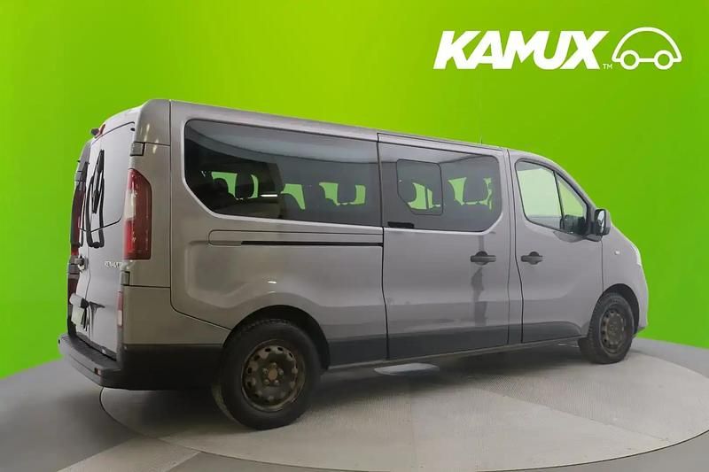 Käytetty Renault Trafic 125 HP (91 kW) 2016 Hopea / harmaa Tila-auto