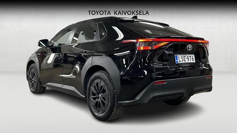 Käytetty Toyota bZ4X Active 150 kW (204 HP) 2023 Musta Katumaasturi