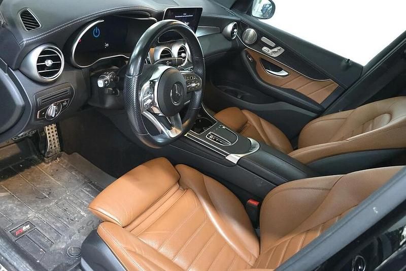 Käytetty Mercedes GLC300e Business 211 HP (155 kW) 2021 Musta Katumaasturi