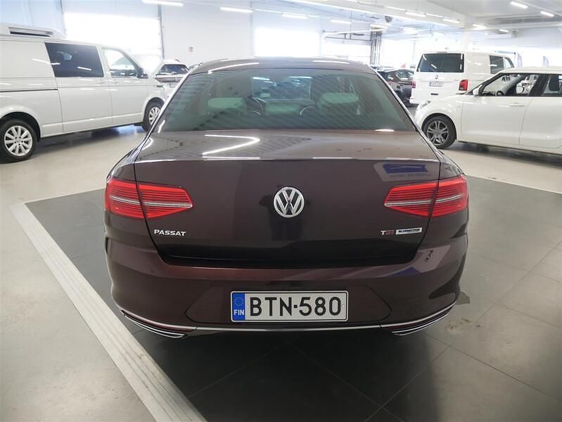 Käytetty VW Passat Highline 150 HP (110 kW) 2015 Punainen Sedan