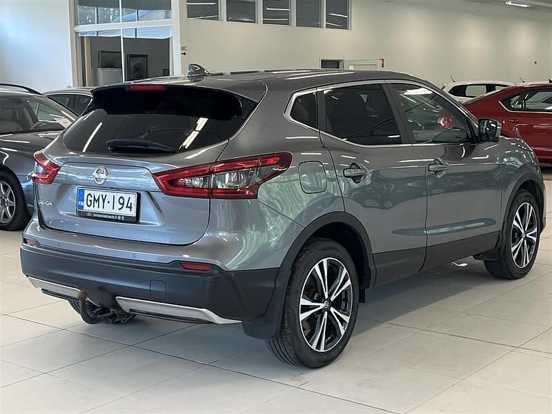 Käytetty Nissan Qashqai N-Connecta 116 HP (85 kW) 2018 Harmaa Katumaasturi