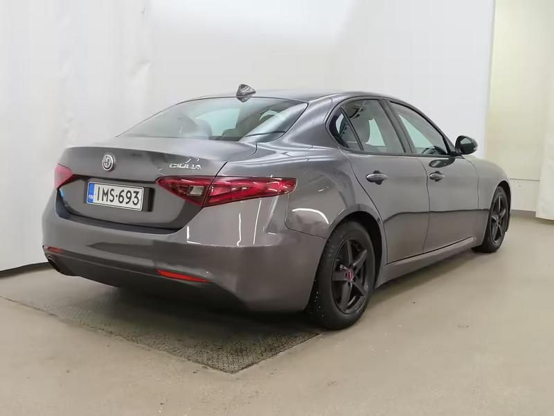 Käytetty Alfa Romeo Giulia Super 200 HP (147 kW) 2017 Musta Sedan