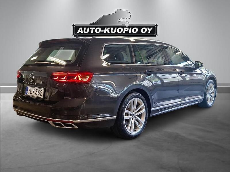 Käytetty VW Passat R-line 150 HP (110 kW) 2022 Harmaa Farmari