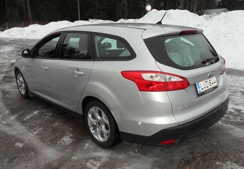 Käytetty Ford Focus Trend 125 HP (91 kW) 2013 Harmaa Farmari