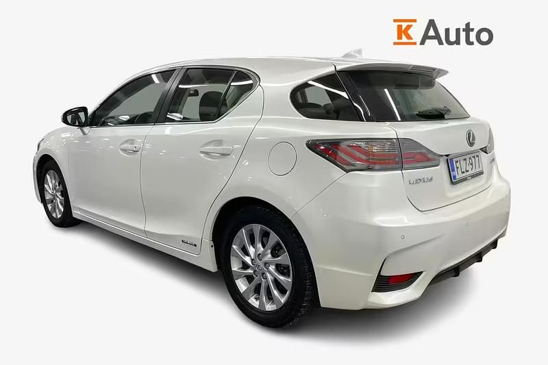 Käytetty Lexus CT200h Business Edition 99 HP (72 kW) 2016 Valkoinen Viistoperä