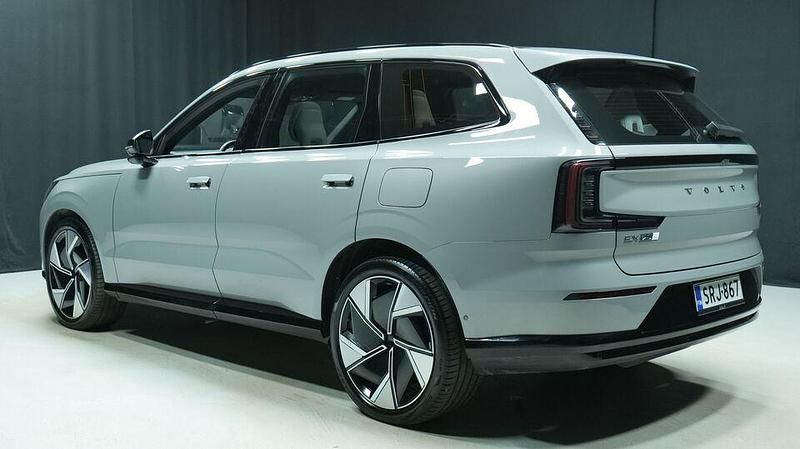 Käytetty Volvo EX90 Performance 380 kW (517 HP) 2025 Harmaa Katumaasturi