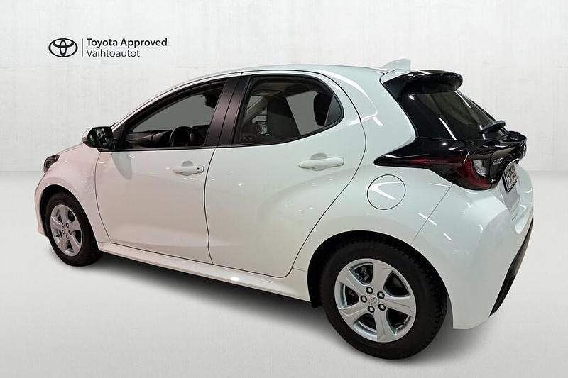 Käytetty Toyota Yaris Hybrid Active 116 HP (85 kW) 2022 Valkoinen Viistoperä