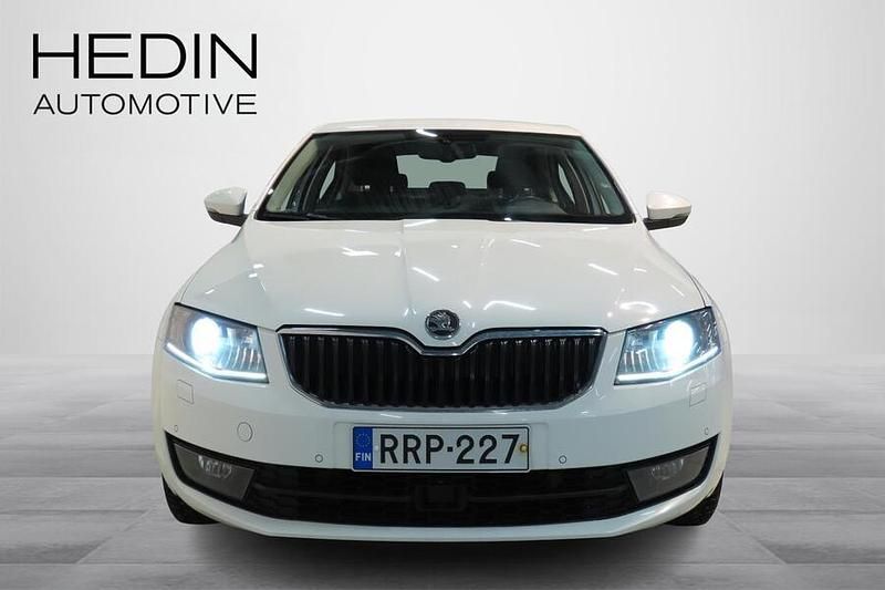 Käytetty Skoda Octavia Elegance 140 HP (102 kW) 2014 Valkoinen Viistoperä