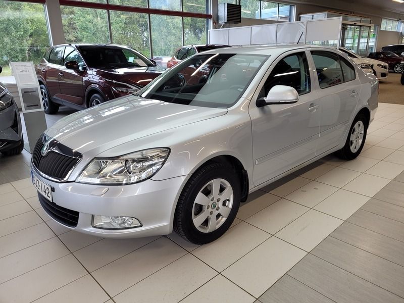Hopea Käytetty 2011 Skoda Octavia Elegance Viistoperä | 6 990 € (Kallis) - Kuva 1/4