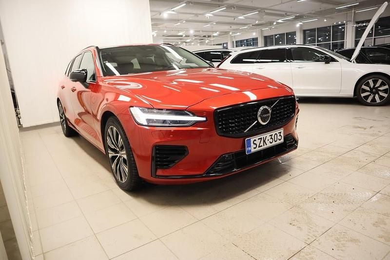 Käytetty Volvo V60 Plus 350 HP (257 kW) 2025 Punainen Farmari