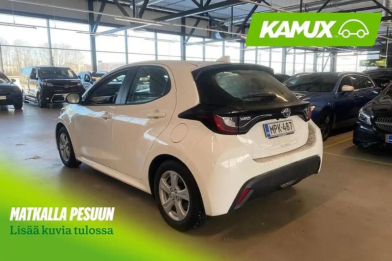 Käytetty Toyota Yaris Hybrid Active 116 HP (85 kW) 2024 Valkoinen Sedan