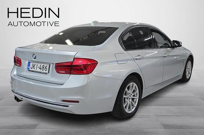Käytetty BMW 330e Exclusive 184 HP (135 kW) 2017 Hopea Sedan
