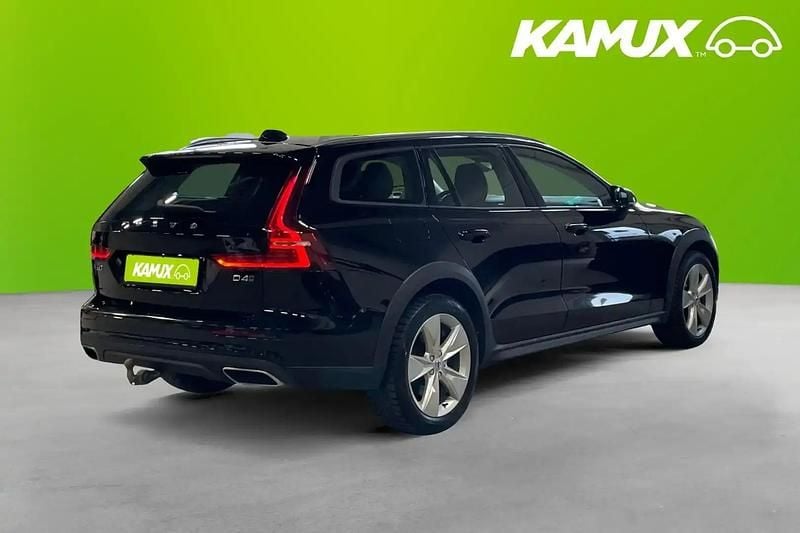Käytetty Volvo V60 CC 190 HP (139 kW) 2019 Musta Farmari