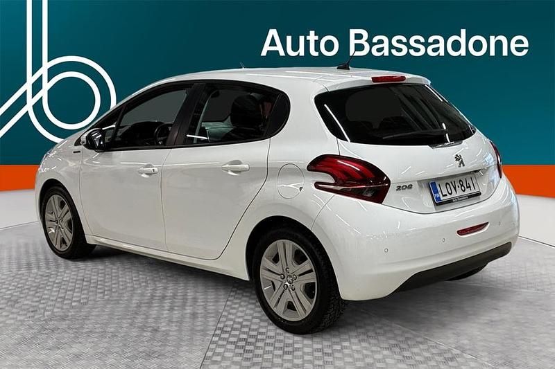 Käytetty Peugeot 208 Signature Sky 83 HP (61 kW) 2019 Viistoperä