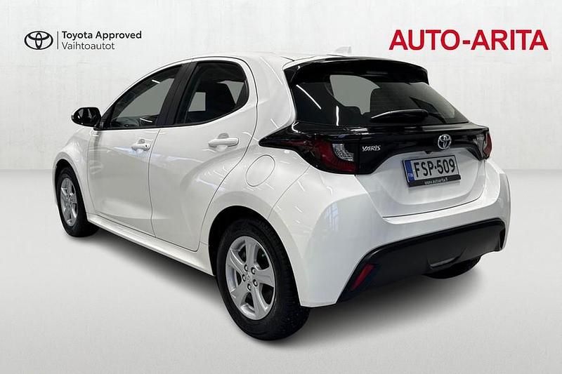 Käytetty Toyota Yaris Hybrid Active 101 HP (74 kW) 2022 Valkoinen Viistoperä