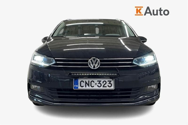 Käytetty VW Touran Highline 150 HP (110 kW) 2019 Harmaa Tila-auto