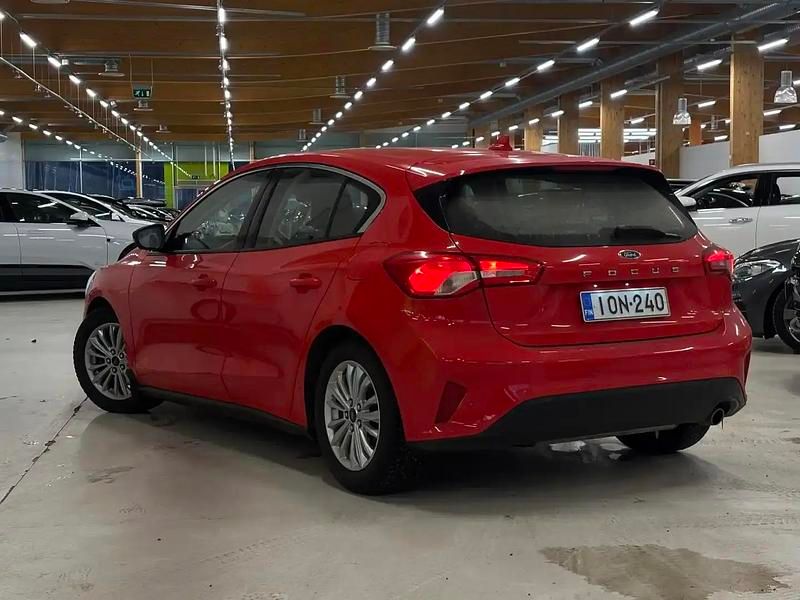 Käytetty Ford Focus Trend 101 HP (74 kW) 2018 Punainen Sedan