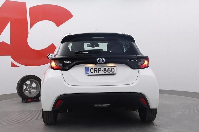 Käytetty Toyota Yaris Hybrid Active 116 HP (85 kW) 2023 Valkoinen Viistoperä