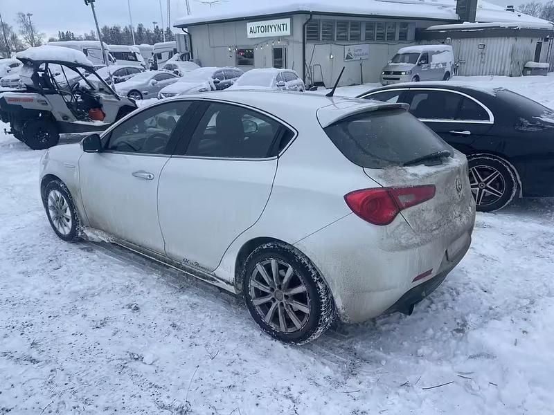 Käytetty Alfa Romeo Giulietta Business 170 HP (125 kW) 2011 Valkoinen Viistoperä