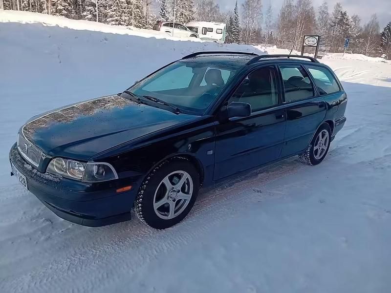 Musta Käytetty 2000 Volvo V40 Farmari | 3 950 € - Kuva 1/4