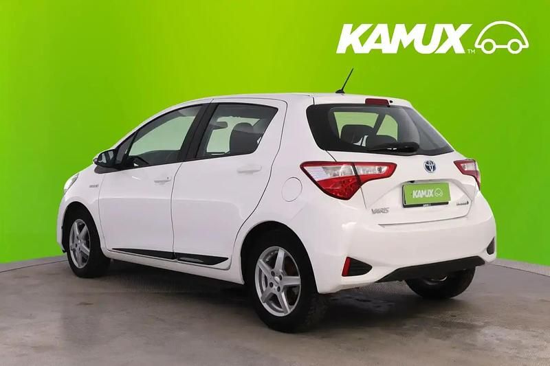 Käytetty Toyota Yaris Hybrid Active 73 HP (53 kW) 2018 Valkoinen Sedan