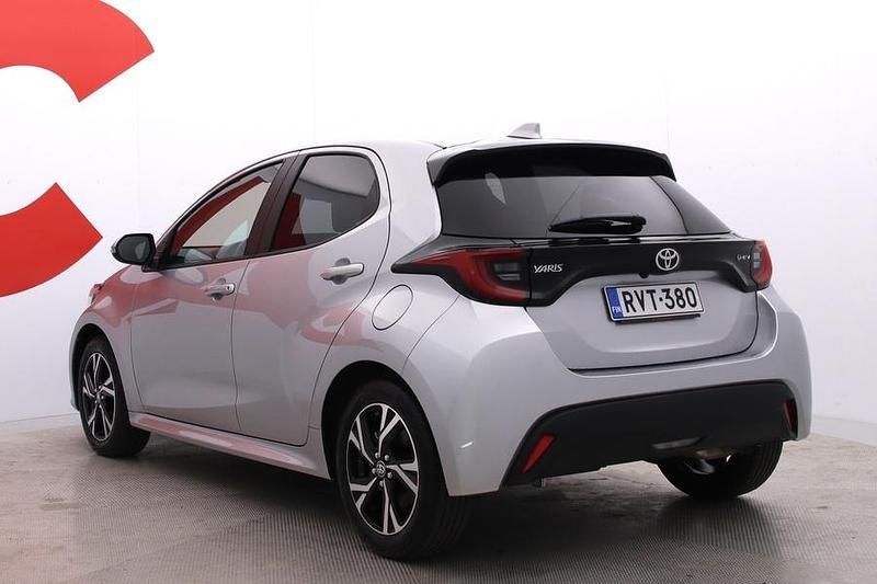 Käytetty Toyota Yaris Hybrid Plus 116 HP (85 kW) 2024 Hopea Viistoperä