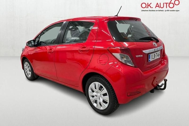 Käytetty Toyota Yaris Active 99 HP (72 kW) 2013 Punainen Viistoperä