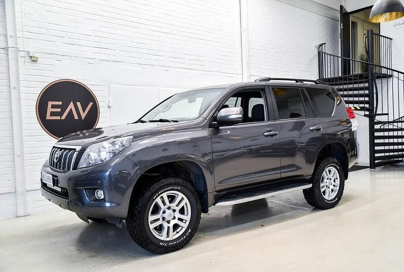 Harmaa Käytetty 2010 Toyota Land Cruiser Luxury Katumaasturi | 28 800 € (Perustarjous) - Kuva 1/4