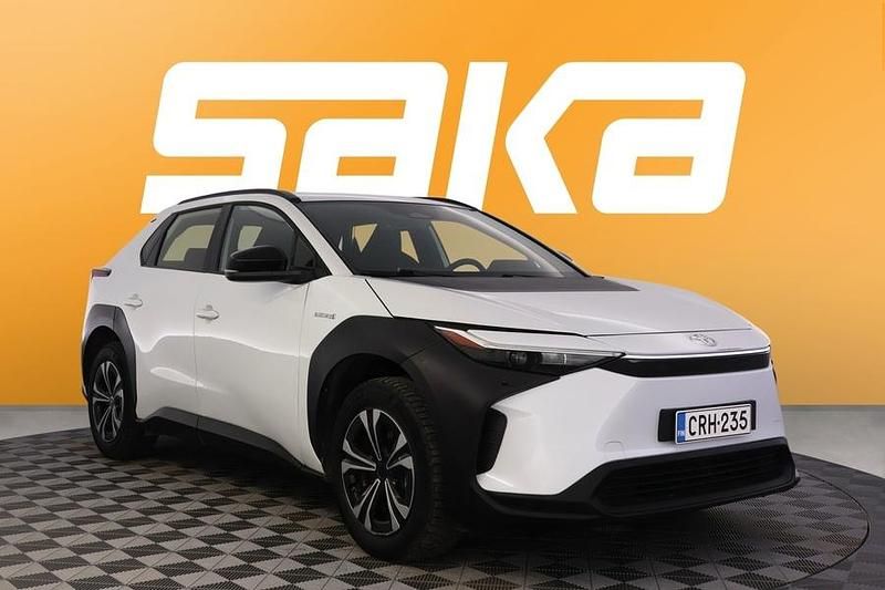 Käytetty Toyota bZ4X Active 150 kW (204 HP) 2023 Katumaasturi
