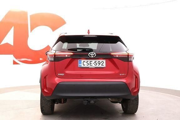 Käytetty Toyota Yaris Cross Plus 116 HP (85 kW) 2024 Emotional red (3u5) Katumaasturi