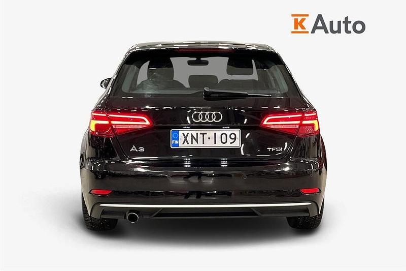 Käytetty Audi A3 Sportback Business 116 HP (85 kW) 2017 Musta Viistoperä