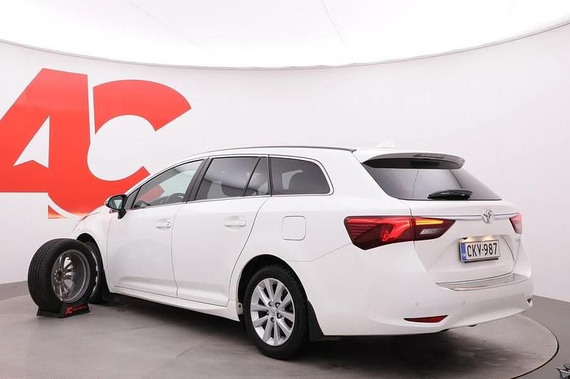 Käytetty Toyota Avensis Multidrive S 147 HP (108 kW) 2017 Valkoinen Farmari