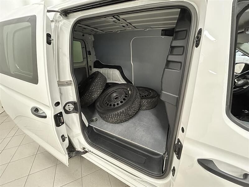 Käytetty VW Caddy Maxi Pro 102 HP (75 kW) 2022 Valkoinen Tila-auto