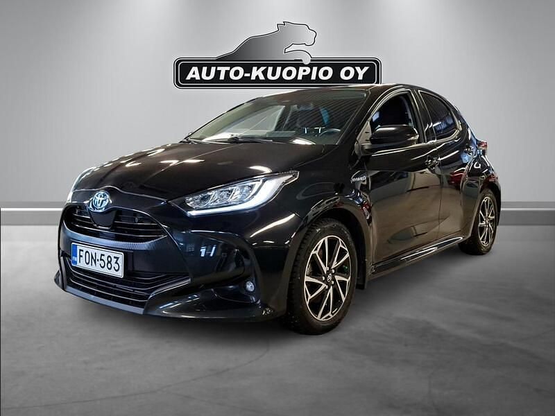 Käytetty Toyota Yaris Hybrid Plus 116 HP (85 kW) 2021 Musta Viistoperä