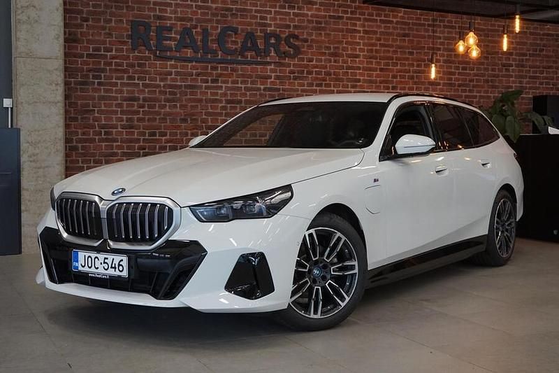 Käytetty 2024 BMW 530e M Sport Farmari | 61 900 € (Perustarjous) - Kuva 1/4