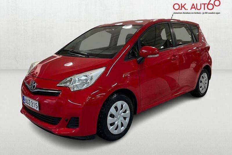 Käytetty Toyota Verso-S Multidrive S 99 HP (72 kW) 2013 Punainen Tila-auto