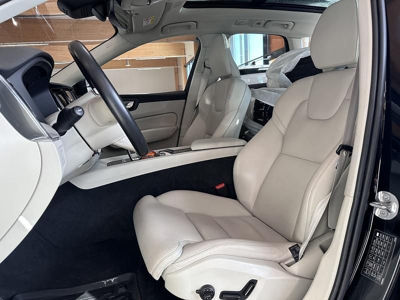 Käytetty Volvo XC60 Plus 350 HP (257 kW) 2023 Katumaasturi