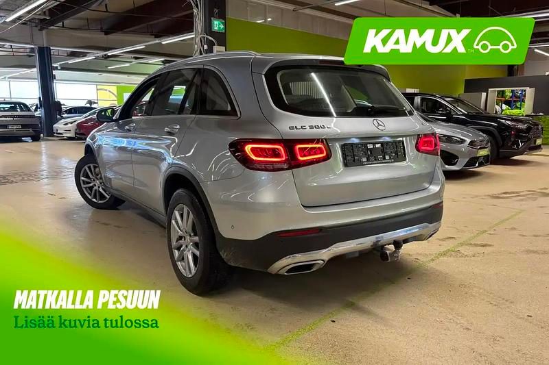 Käytetty Mercedes GLC300e 211 HP (155 kW) 2021 Hopea / harmaa Katumaasturi