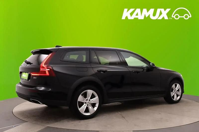 Käytetty Volvo V60 CC Business Edition 197 HP (144 kW) 2021 Musta Farmari